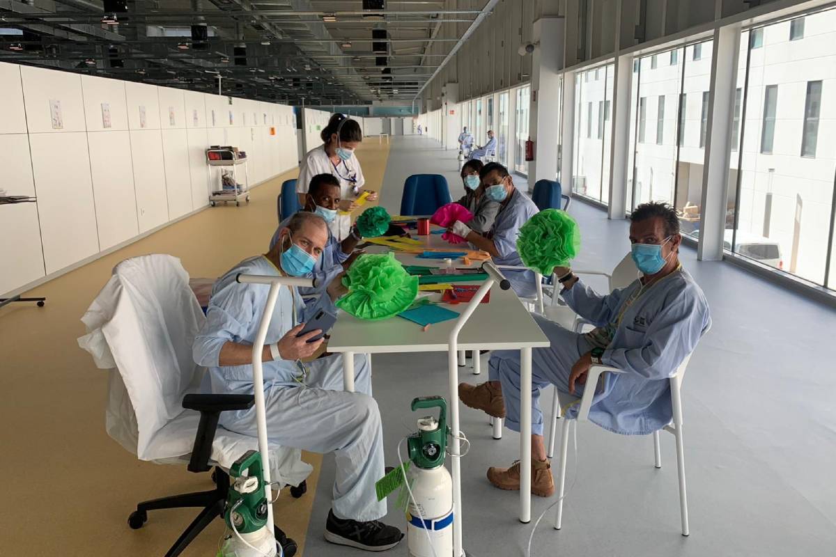 Pacientes ingresados en el Hospital Isabel Zendal realizando manualidades.